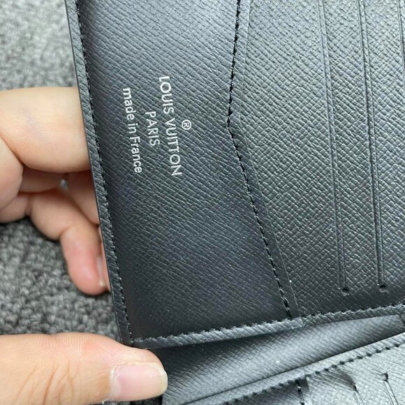 100% Authentic Louis Vuitton Leather Men's Wallet - Picture 12 of 12